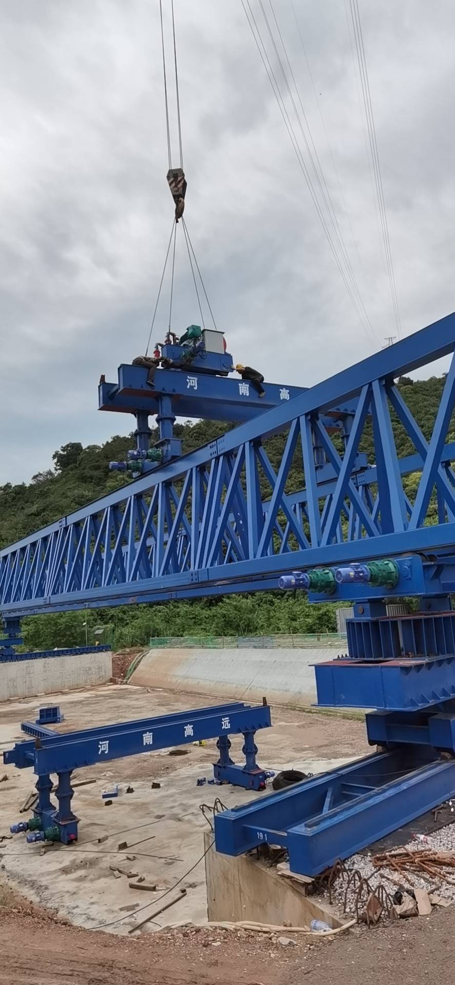 黃岡華鑫建筑勞務有限公司，深圳寶安區(qū)石清大道一期道路工程上跨廣深客運專線橋梁工程，采購全新式QYLQ50m-220t架橋機
