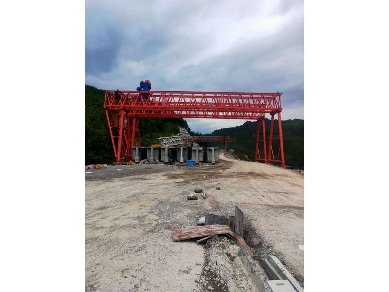 重慶匯森路橋工程建設(shè)有限公司，巴萬高速三標(biāo)項(xiàng)目部采購高遠(yuǎn)重型MG100/10-24m-9m龍門吊兩臺，設(shè)備發(fā)貨出廠