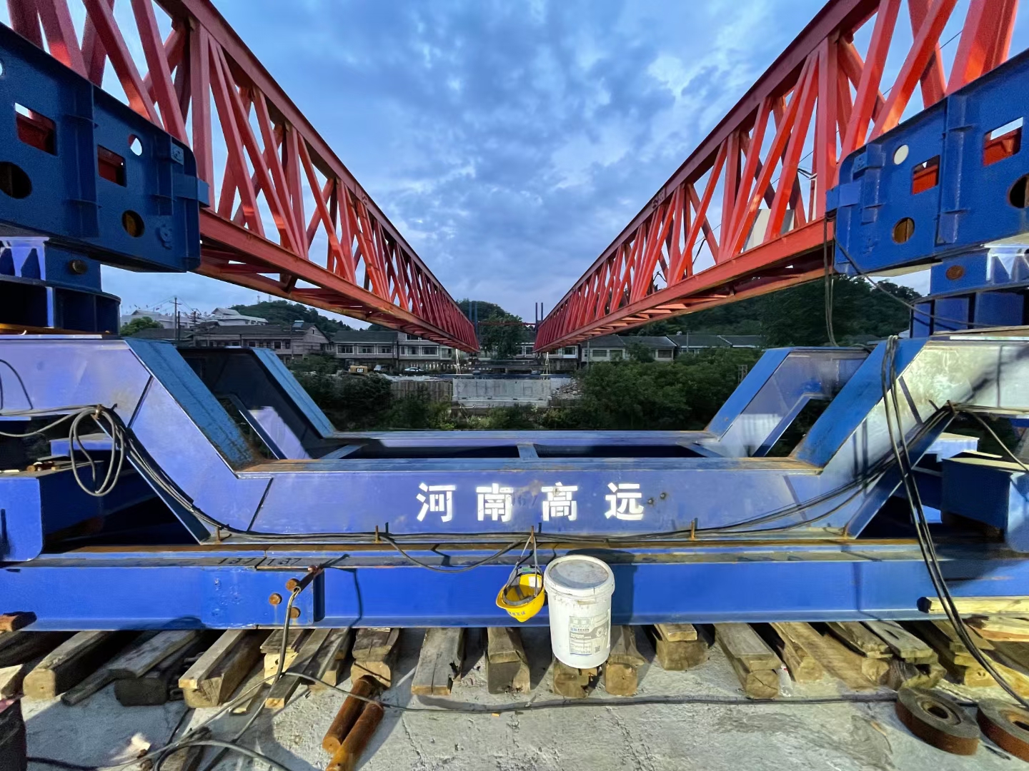 架橋機安裝人員要嚴格按照安裝計劃，要對參與安裝的所有人員進行培育