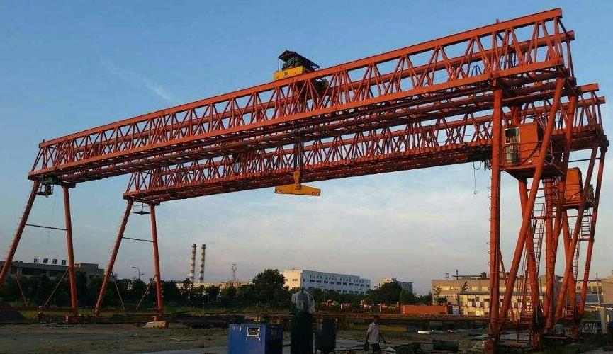 MG80/10T龍門吊在裝卸物料時(shí)應(yīng)注意什么？廠家給您解答