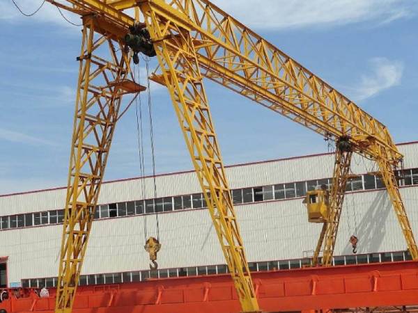 龍門吊作業(yè)中如何保證軌道的清潔和平整？